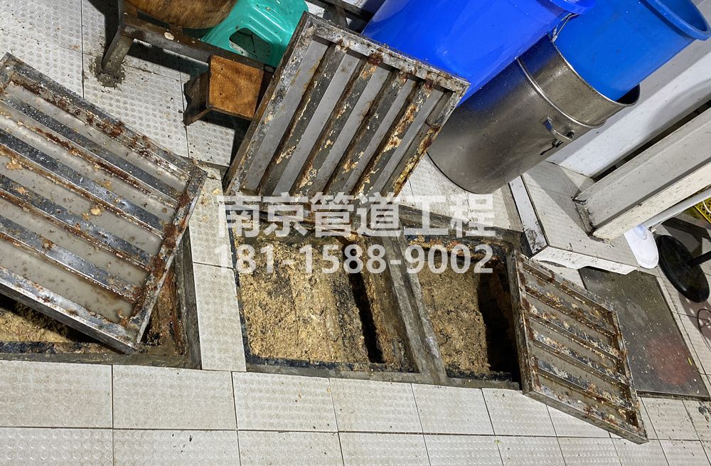 278北苑城管中队食堂隔油池清理